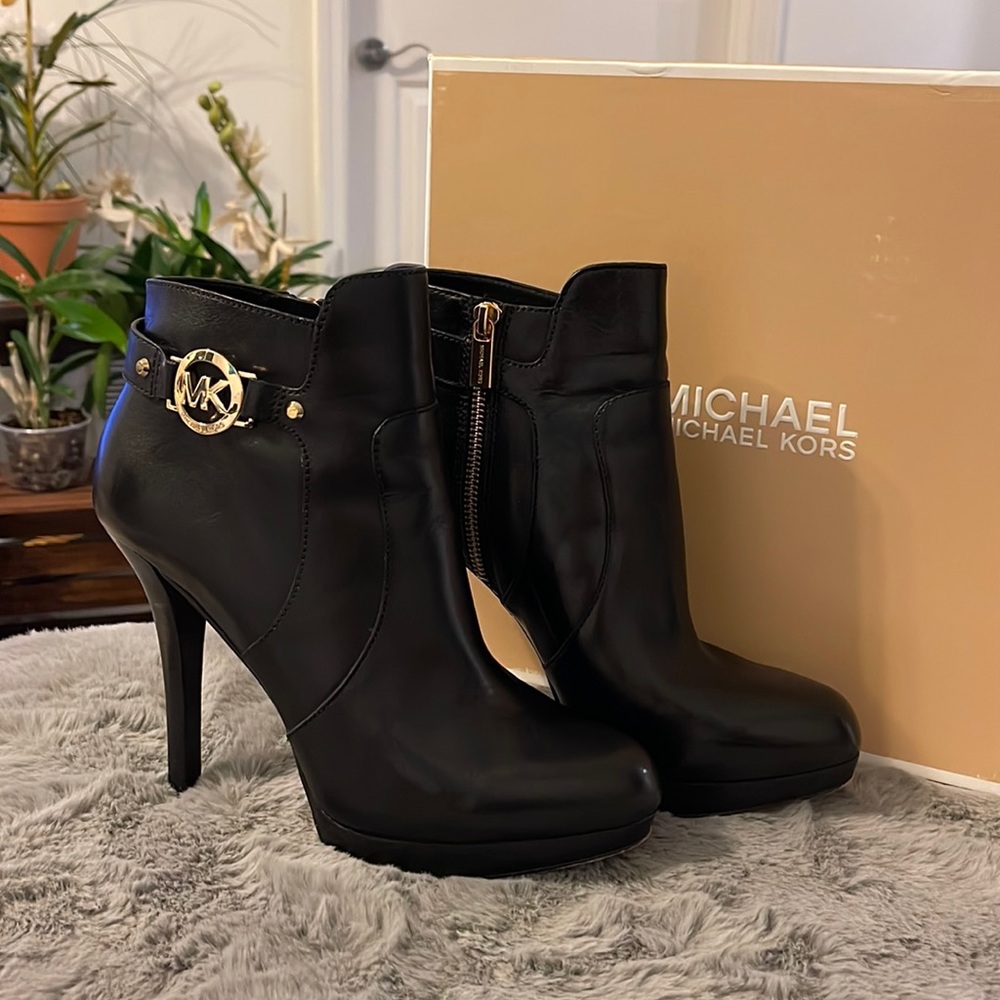 Super sexy Michael Kors Wyatt leather boots size 10